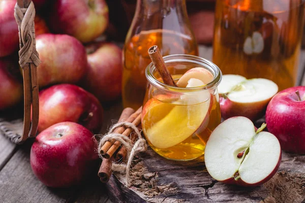 Vaso de jugo de manzana con manzanas en rodajas y palillo de canela — Foto de Stock