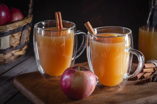 Glas muggar av äppel cider — Stockfoto