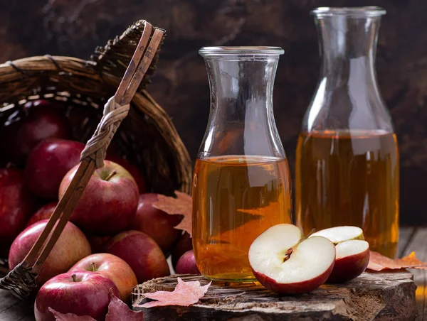 Apple elma şarabı iki cam carafes — Stok fotoğraf
