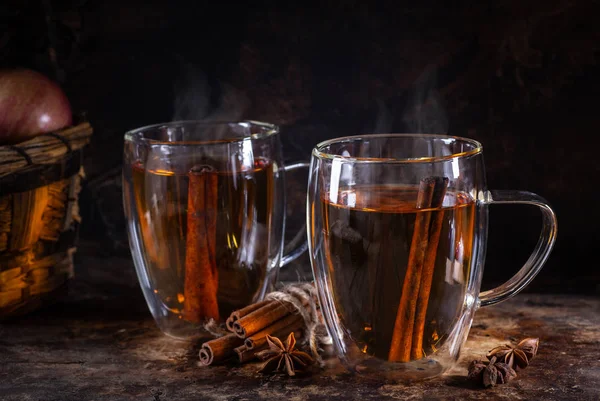 Copa de vidrio de sidra de manzana caliente — Foto de Stock