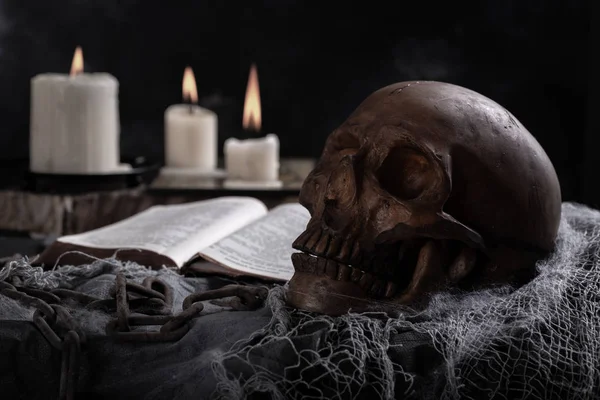 人类骷髅与燃烧的蜡烛 — 图库照片