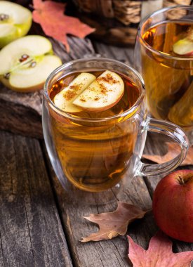 Elma Dilimleri ile Elma Şarabı Fincan