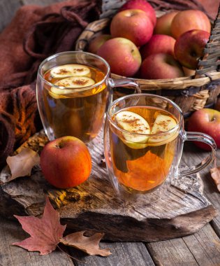 Elma Dilimleri ile Elma Şarabı İki Bardak