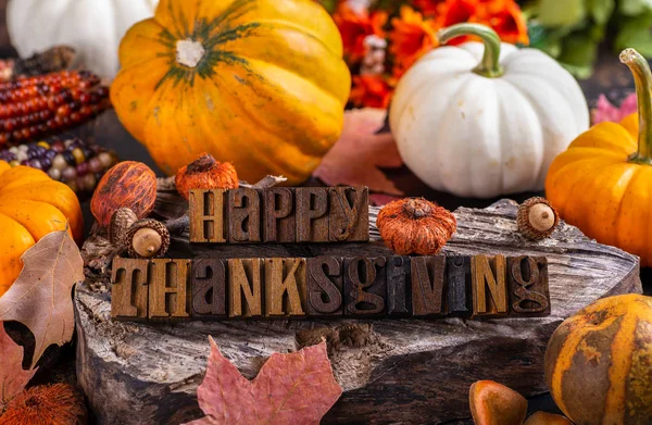 Happy Thanksgiving bericht met herfst decoraties — Stockfoto