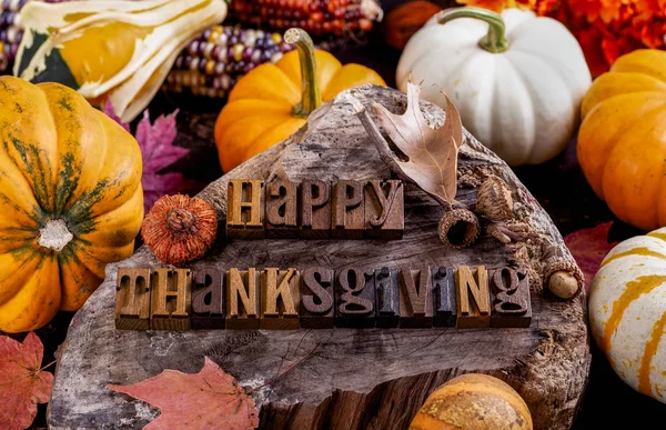 Happy Thanksgiving meddelande med höst dekorationer — Stockfoto