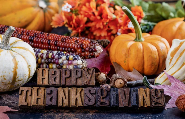 Szczęśliwego Dziękczynienia wiadomość z jesiennych dekoracji — Zdjęcie stockowe