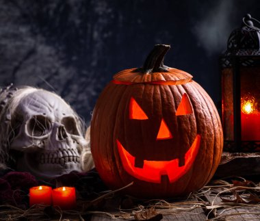 Yanan Mumlar ve Kafatası ile Jack O Fener