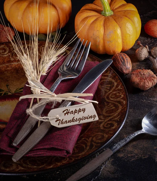 Herbstliche Tischdekoration auf Holztisch — Stockfoto