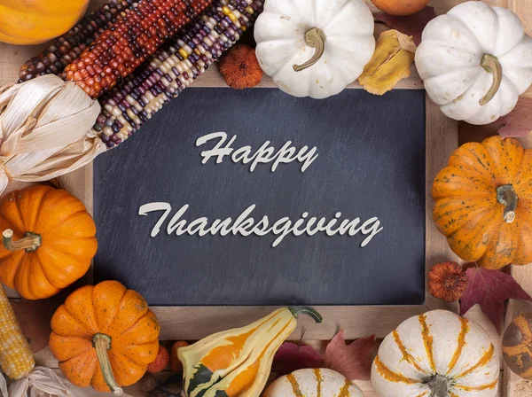 Texto de Acción de Gracias Feliz en pizarra bordeada de calabazas y —  Fotos de Stock