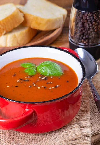 Cuenco de sopa de albahaca de tomate — Foto de Stock
