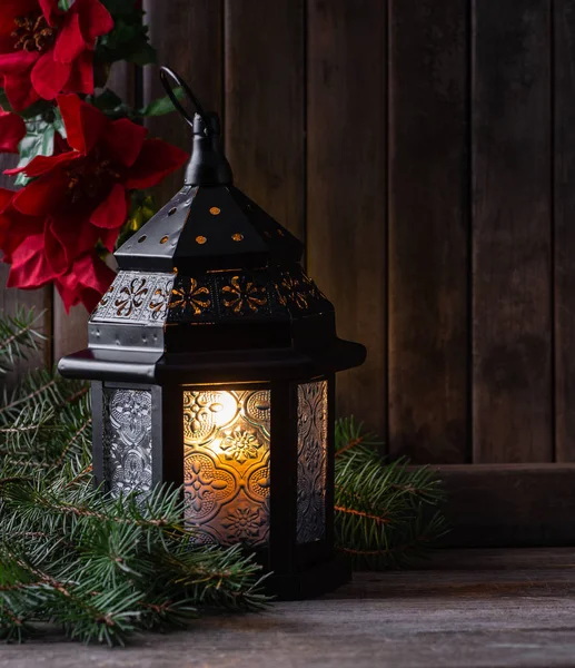 Lanterna incandescente su sfondo di legno rusic — Foto Stock