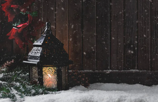 Lanterna brilhante em uma cena da noite de inverno — Fotografia de Stock