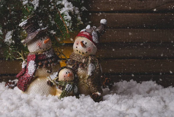 Χειμερινές διακοπές σκηνή μιας οικογένειας Χιονάνθρωπος — Φωτογραφία Αρχείου