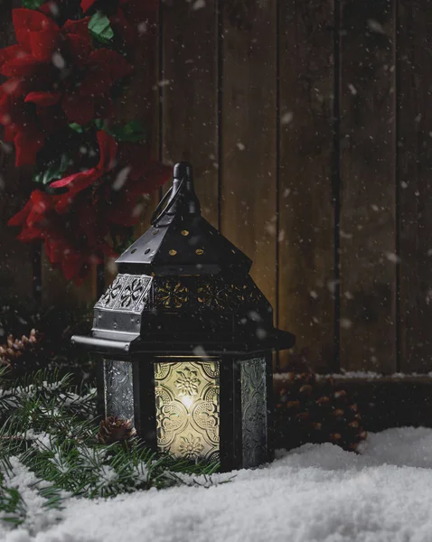 Lanterna brilhante em uma cena da noite de inverno — Fotografia de Stock