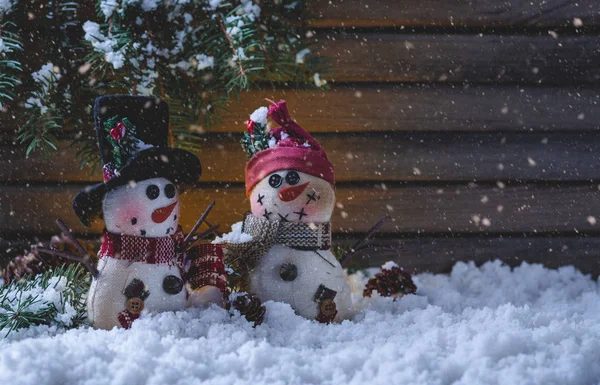Χιονάτη σκηνή με δύο χιονάνθρωπους — Φωτογραφία Αρχείου