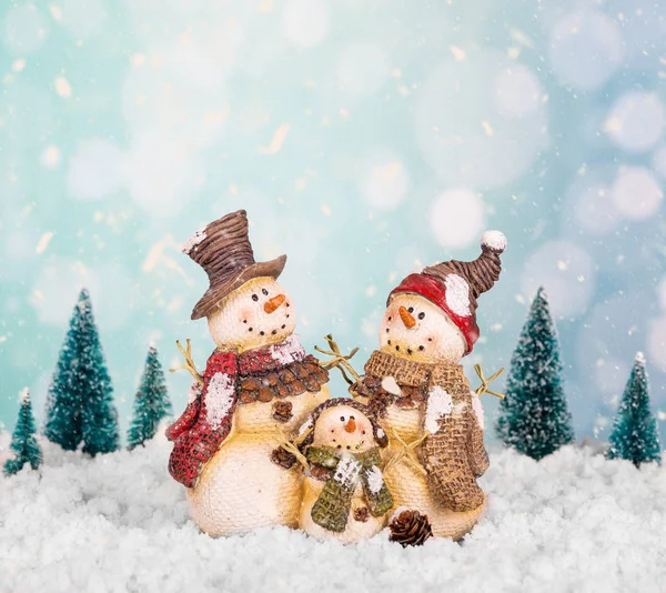 Scène hivernale avec famille bonhommes de neige — Photo
