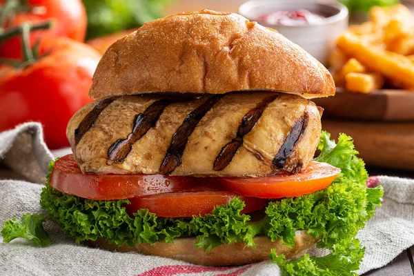 Closeup Healthy Grilled Chicken Breast Sandwich Tomatoes Lettuce Bun — Stock Photo, Image