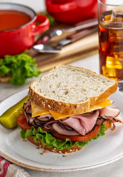 Sandwich Jamón Queso Con Lechuga Tomate Sobre Pan Integral Plato — Foto de Stock