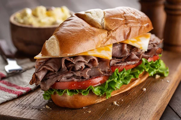 Sandwich Submarino Carne Asada Con Queso Tomate Lechuga Una Tabla — Foto de Stock