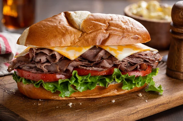 Sandwich Submarino Carne Asada Con Queso Tomate Lechuga Una Tabla —  Fotos de Stock