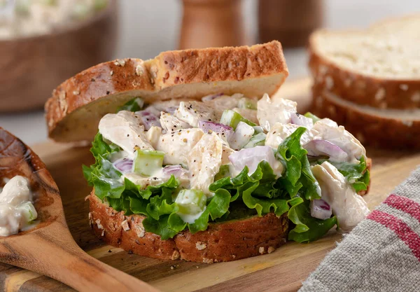 Gros Plan Sandwich Salade Poulet Avec Laitue Sur Pain Grains — Photo