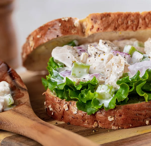 Tavuklu Salatalı Sandviç Kepekli Ekmek — Stok fotoğraf