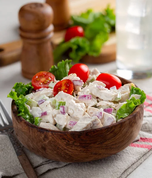 Salade Poulet Avec Laitue Tomates Raisin Dans Bol Bois Sur — Photo