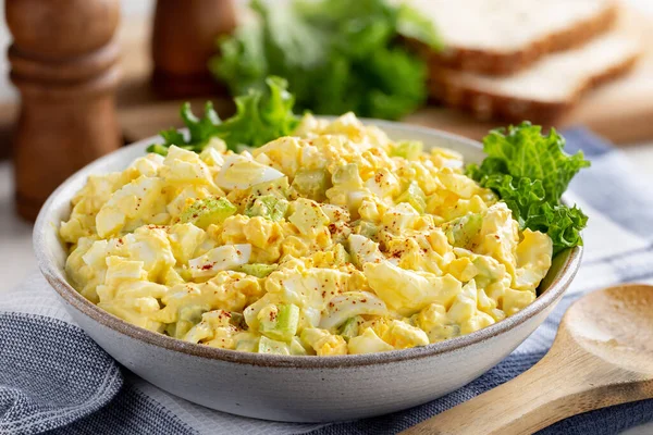 Egg Salad Bowl Bread Slices Lettuce Cutting Board Background — Stock Photo, Image