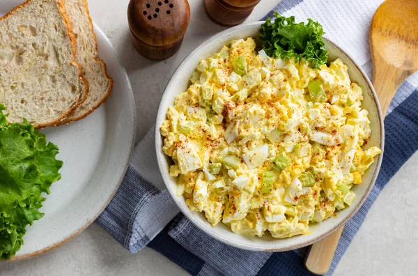 Overhead Egg Salad Seasoned Paprika Plate Bread Slices Lettuce Table — Stock Photo, Image