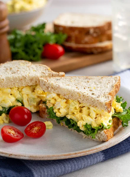 Äggsalladssmörgås Med Sallad Fullkornsbröd Och Druvtomater Tallrik — Stockfoto