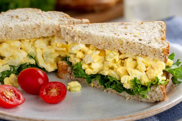 Egg Salad Sandwich Lettuce Whole Grain Bread Grape Tomatoes Plate — Stock Photo, Image