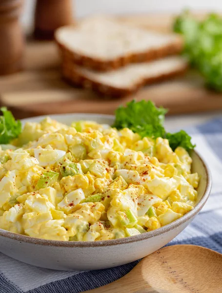 Ensalada Huevo Bol Con Rebanadas Pan Lechuga Una Tabla Cortar — Foto de Stock