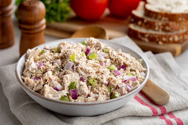 Ensalada Atún Bol Una Servilleta Con Ingredientes Para Sándwiches Fondo — Foto de Stock