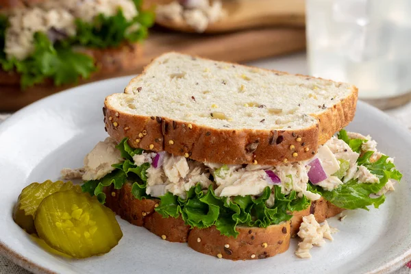 Ensalada Atún Sándwich Lechuga Pan Multisemilla Con Pepinillos Rodajas Plato —  Fotos de Stock