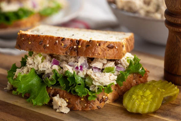 Tonijnsalade Sla Sandwich Meerzaadbrood Met Gesneden Augurken Een Houten Snijplank — Stockfoto