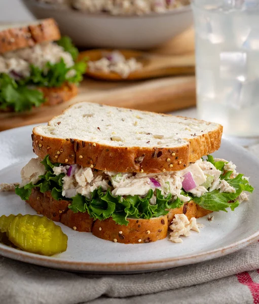 Ensalada Atún Sándwich Lechuga Pan Multisemilla Con Pepinillos Rodajas Plato —  Fotos de Stock