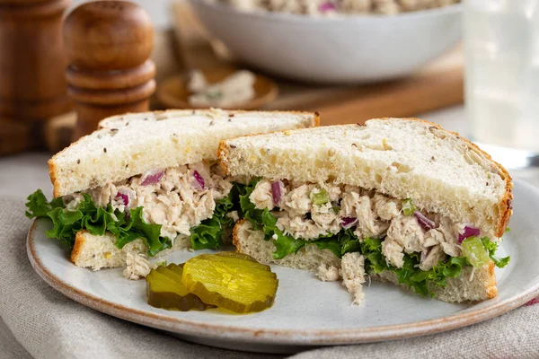 Salade Thon Sandwich Laitue Sur Pain Multigraines Avec Des Cornichons — Photo