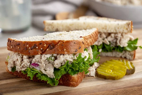 Ensalada Atún Sándwich Lechuga Cortado Por Mitad Pan Multisemilla Con —  Fotos de Stock