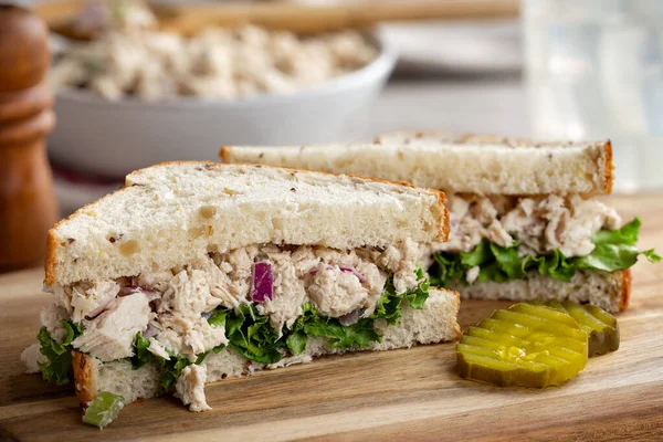 Sandwich Thon Laitue Coupé Deux Sur Pain Multigraines Avec Des — Photo