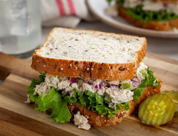 Tonijnsalade Sla Sandwich Meerzaadbrood Met Gesneden Augurken Een Houten Plank — Stockfoto