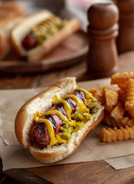 Grillezett Hot Dog Mustárral Zsemlével Sült Krumplival Rusztikus Deszkán — Stock Fotó