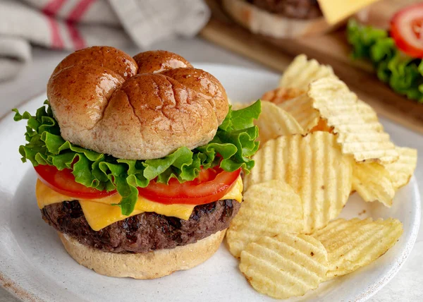 Cheeseburger Grelhado Suculento Com Alface Tomate Batatas Fritas Prato — Fotografia de Stock