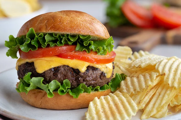 Juicy Grilled Cheeseburger Lettuce Tomato Potato Chips Plate — Stock Photo, Image