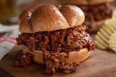 Ekmeğin üstünde ızgara biftekli sandviç. Köy tahtasına yakın çekim.