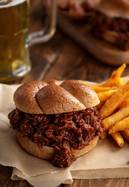 Sanduíche Carne Churrasco Desfiada Pão Com Batatas Fritas Uma Mesa — Fotografia de Stock