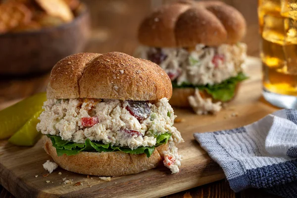 Sandwich Ensalada Pollo Con Lechuga Sobre Pan Integral Cortado Por — Foto de Stock