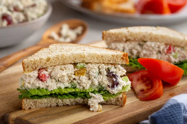 Sandwich Salată Pui Salată Verde Pâine Integrală Grâu Feliată Jumătate — Fotografie, imagine de stoc