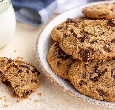 Tabaktaki bir yığın çikolatalı kurabiyenin yakın çekimi.