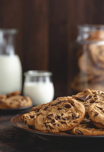 Chocolade Chip Koekjes Een Bord Met Glas Melk Achtergrond Tegen — Stockfoto