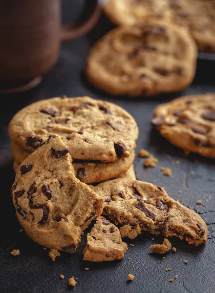 Chocoladekoekjes Een Stapel Een Rustieke Houten Tafel — Stockfoto